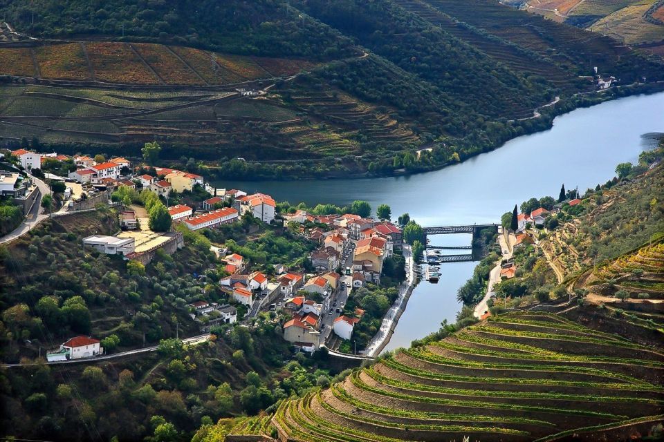 Day Cruise from Porto to Pinhão with Breakfast and Lunch - Boarding at Cais da Estiva in Porto: when the day starts right