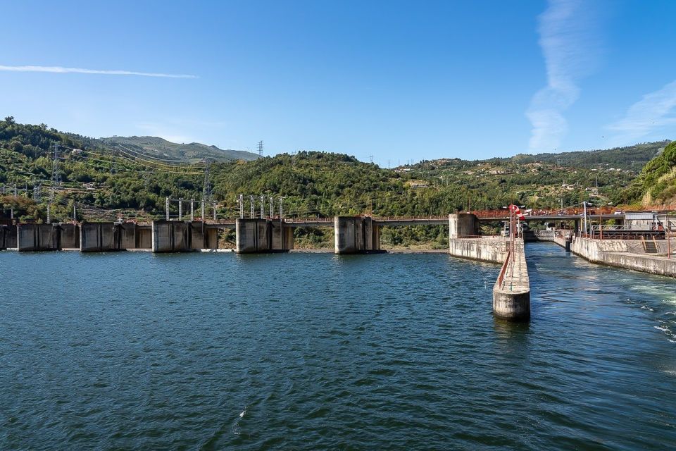 Day Cruise from Porto to Pinhão with Breakfast and Lunch - Breakfast and lunch on board: included meals that don’t feel like filler