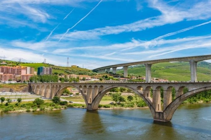 Douro Valley Cruise Porto to Pinhão: Breakfast, Lunch and Tasting - The Douro route through Crestuma-Lever, Carrapatelo, and Regua