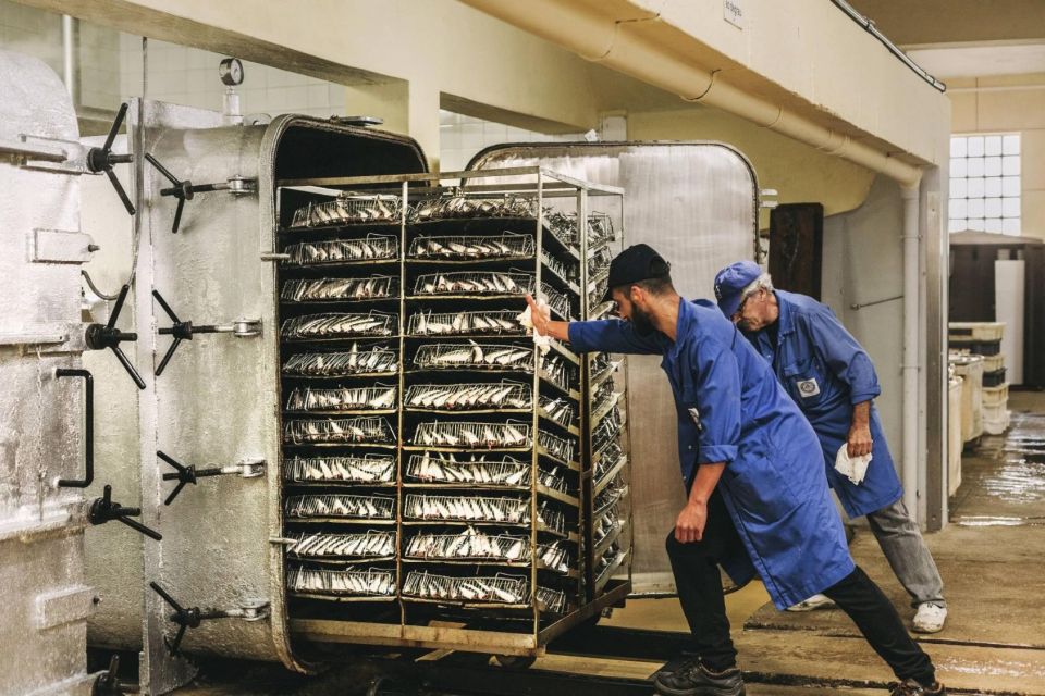 Matosinhos: Conservas Pinhais Factory Tour - Historical rooms and audiovisual stops: where the story gets personal