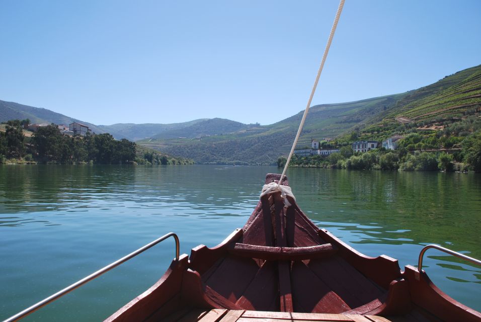 Pinhão: 2-Hour Rabelo Boat Tour with Audio Guide - The river route: from Ponte do Pinhão toward Tua and back to Pinhão