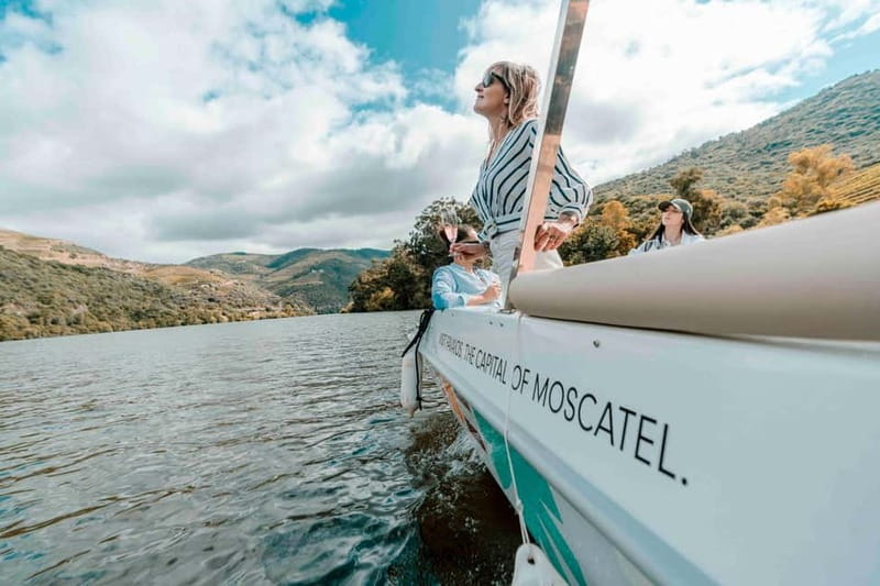 Pinhão: Douro River Solar Boat Tour with Wine Tasting - Adega de Favaios wine tasting on board: two pours, one easy plan