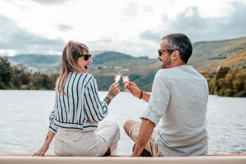 Pinhão: Douro River Solar Boat Tour with Wine Tasting - Best time to go and what to pack for the hour