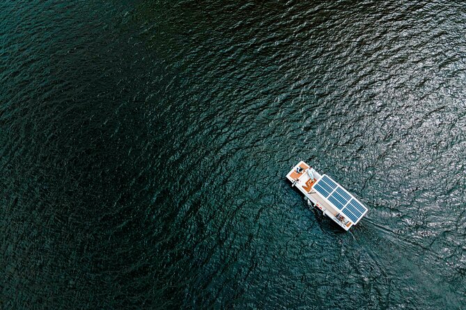 Pinhão: Electric Boat Experience 1h - Taste of Two Wines - The Two-Wine Tasting With Adega de Favaios: included and not an afterthought