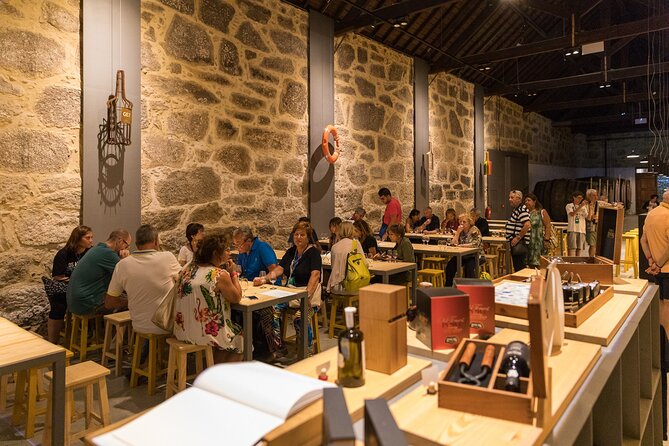Poças Guided Visit and Wine Tasting of 3 Port Wines - Group size, tour pacing, and the guides who make it work