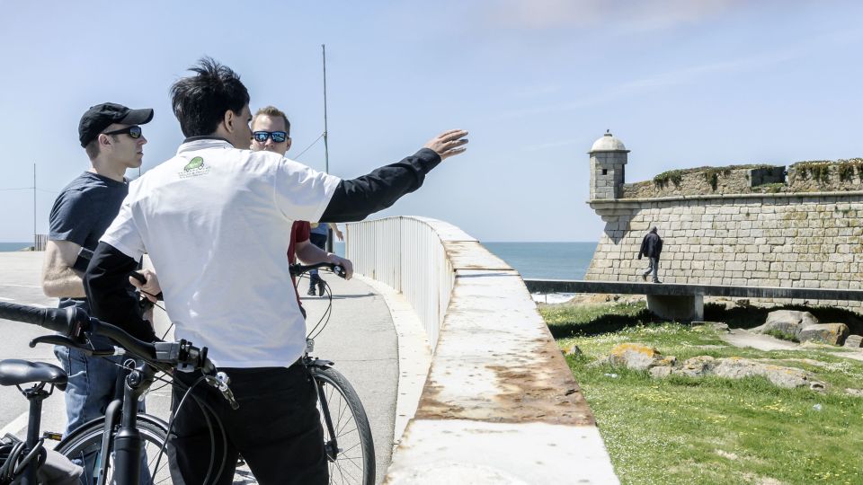 Porto: 3-Hour Bike Tour - Old Town flavor without losing time: street art, fountains, and quick historic stops