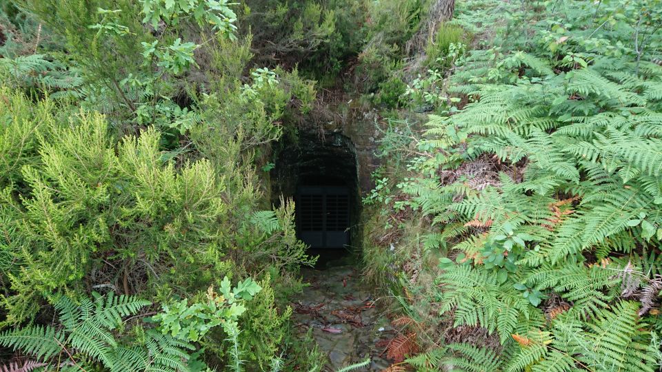 Porto: 4x4 Mountain Tour - Oporto Mountains Park: Roman gold mines, seen from outside