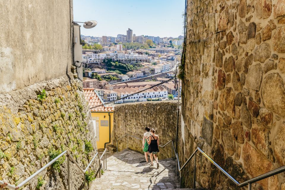 Porto Card with Transportation (1, 2, 3 or 4 Days) - Picking up your Porto Card at the airport or Sé Turismo
