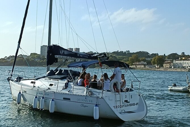 Porto: Cruzeiro privado rio douro até 8 pessoas com wine tasting - Wine Tasting Afloat: Port, Port-Tonic Styles, and the Playlist Advantage