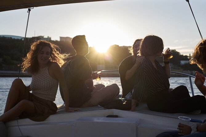 Porto: Douro River Boat Cruise with Port Wine and Snacks - Comfort tips before you go