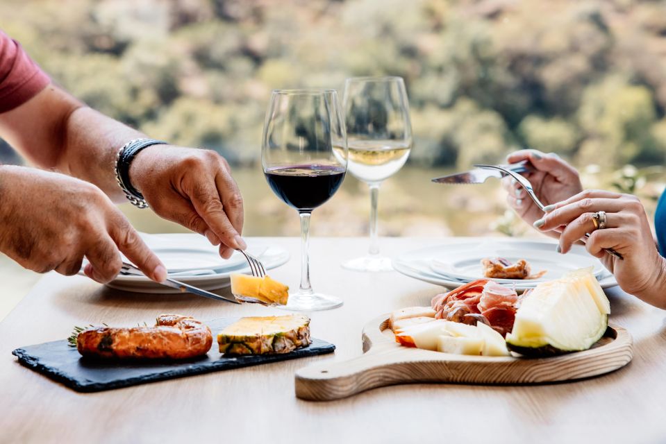 Porto: Douro Valley Full-Day Boat, Train, and Lunch Tour - The quick viewpoint stop: photos without rushing