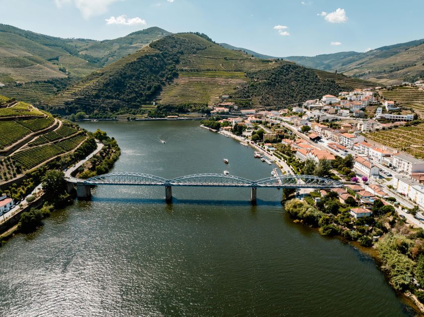 Porto: Douro Valley Full-Day Boat, Train, and Lunch Tour - Back in Pinhão: a break for photos and a quick visit