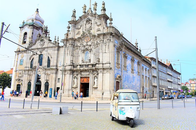 Porto Guided Tour to the Historical Center on a Tuk Tuk - São Bento Station: where the tiles do the talking