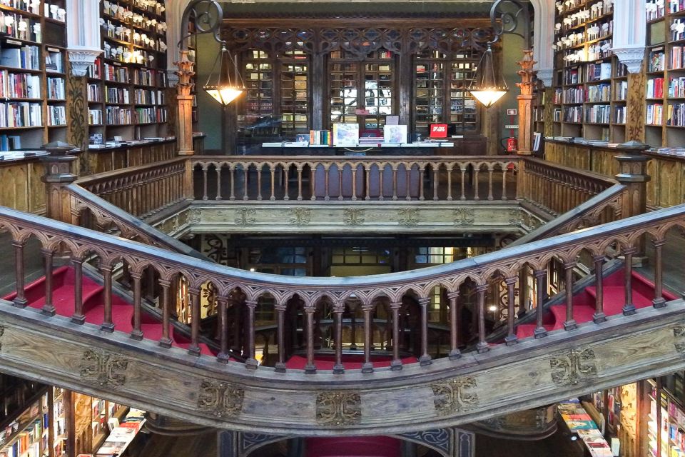 Porto: Guided Walking Tour and Lello Bookshop - São Bento Station tiles: the best quick lesson on Porto storytelling
