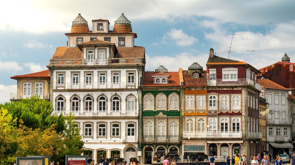 Porto: Guimarães & Braga Tour with Entry Tickets and Lunch - The guided Guimarães Castle visit: ticketed entry and real context