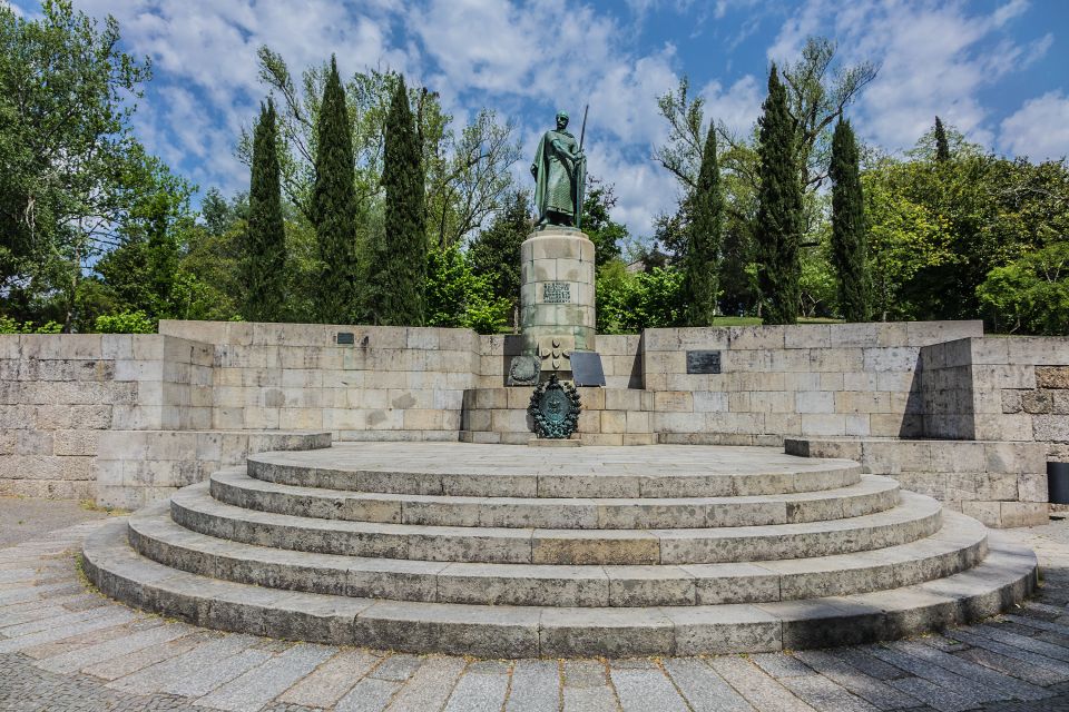 Porto: Guimarães & Braga Tour with Entry Tickets and Lunch - Lunch in Guimarães: traditional food and Vinho Verde