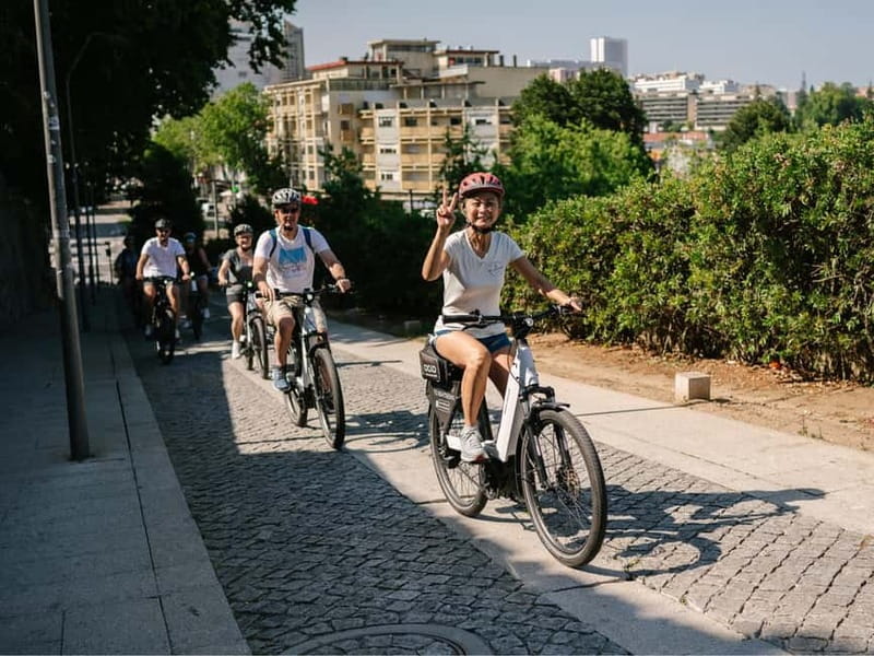 Porto: Highlights in 3 Hours E-Bike Tour - Ribeira and the bridges: seeing the Douro from street level