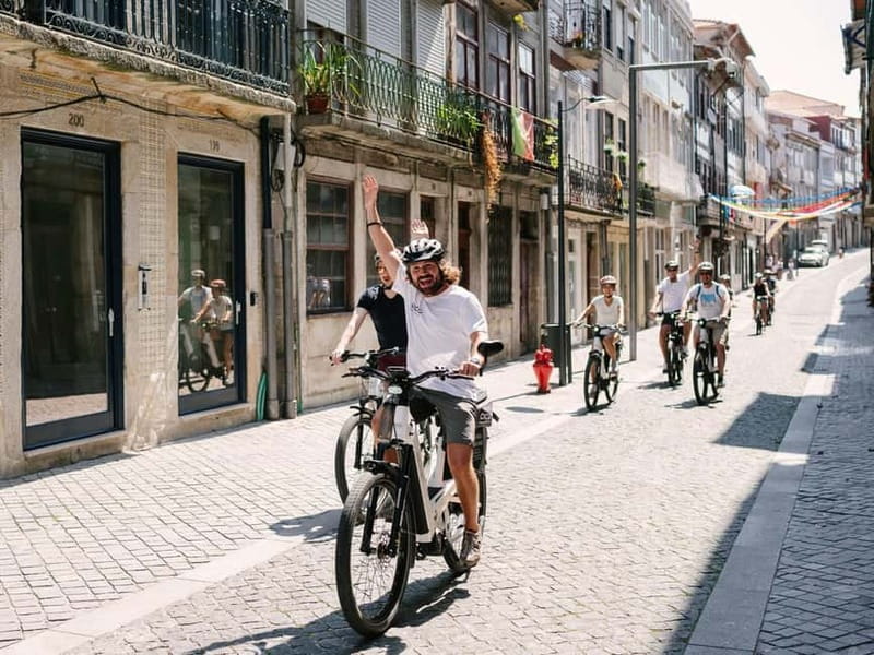 Porto: Highlights in 3 Hours E-Bike Tour - How the guide keeps you safe on busy streets