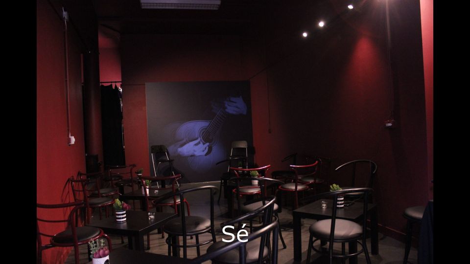Porto: Live Fado Show with Glass of Port Wine - One hour of fado, done the Porto way