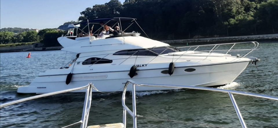 Porto: Luxury Yacht Tour of the 6 Bridges and Douro Estuary - On board: space, the crew, and how the vibe stays relaxed