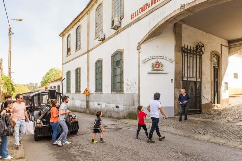 Porto: Magic Train Tour and Port Wine Cellar with Tastings - The sights loop: Praça da Batalha, Avenida dos Aliados, and Clerigos