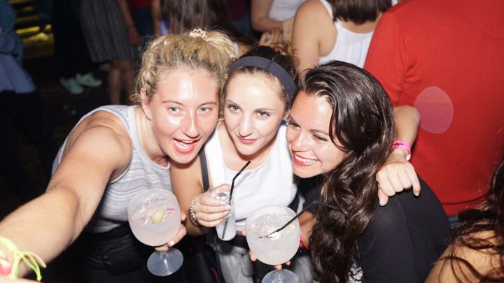 Porto: Pub Crawl with 6 Drinks and VIP Club Entry - Red Umbrella Check-In at Praça Gomes Teixeira (10h30pm)