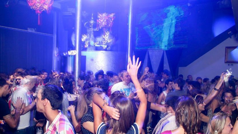 Porto: Pub Crawl with 6 Drinks and VIP Club Entry - Pace and Music: When the Night Moves Fast (and How to Prepare)