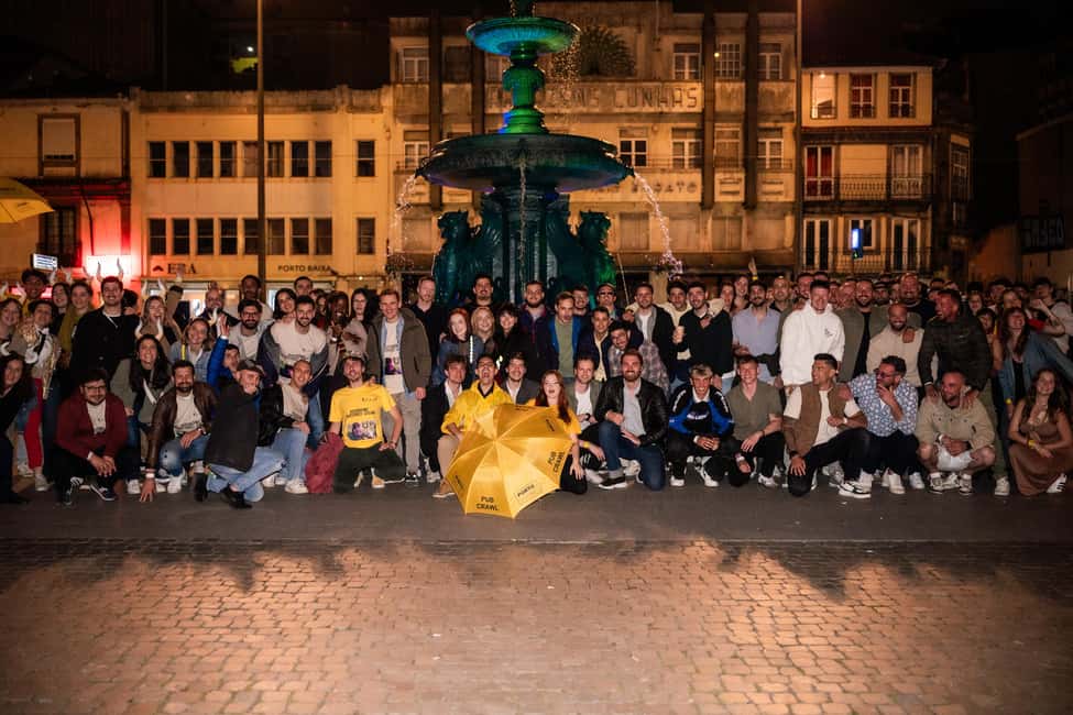 Porto: Pub Crawl with 7 Drinks, Games, and VIP Club Entry - Entering Porto’s night at Fonte dos Leões