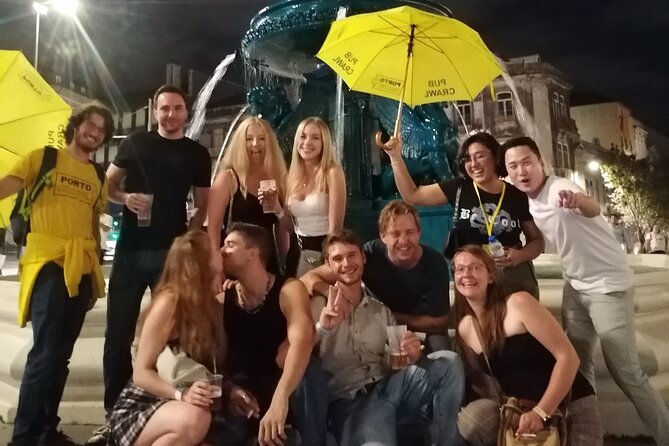Porto Pubcrawl: 5h,7 Drinks,4 bars &Skip the line Club Entry - A planned night out in Porto starts at Fonte dos Leões