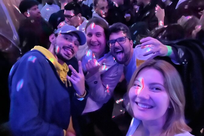 Porto Pubcrawl: 5h,7 Drinks,4 bars &Skip the line Club Entry - The guide team and the social vibe