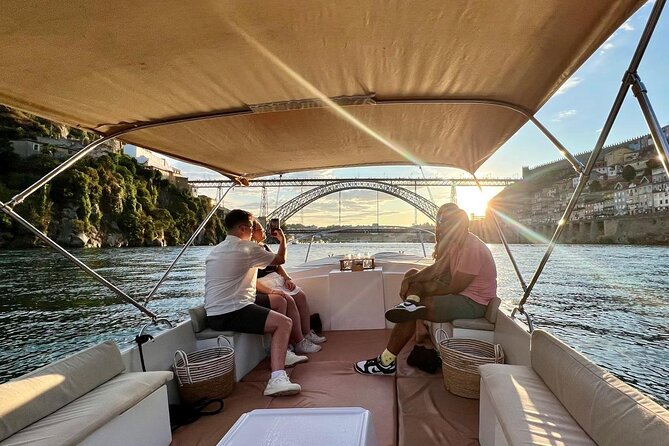 Porto:Douro River boat tour under the 6 bridges - Your meeting point and the small-boat advantage (R. do Ouro)