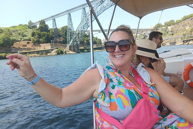 Porto:Douro River boat tour under the 6 bridges - The ride under six bridges: what the commentary is really doing