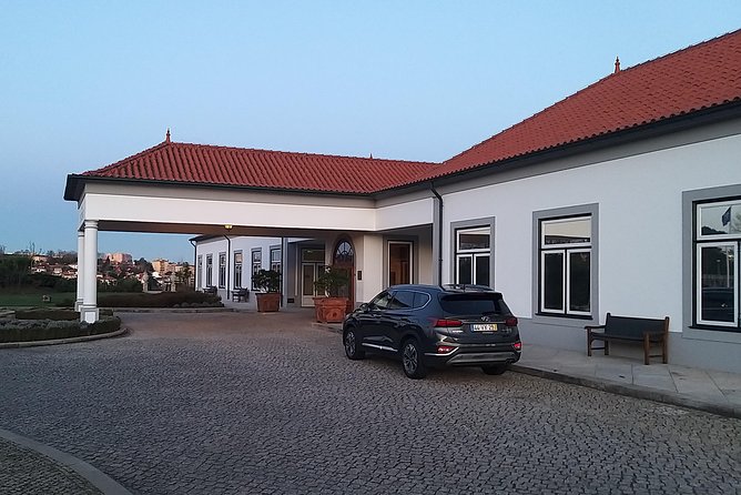 Private Chauffeur Service and Executive Car Hire - 4 Hours Custom - Starting at Praça da Liberdade: quick, central, and simple