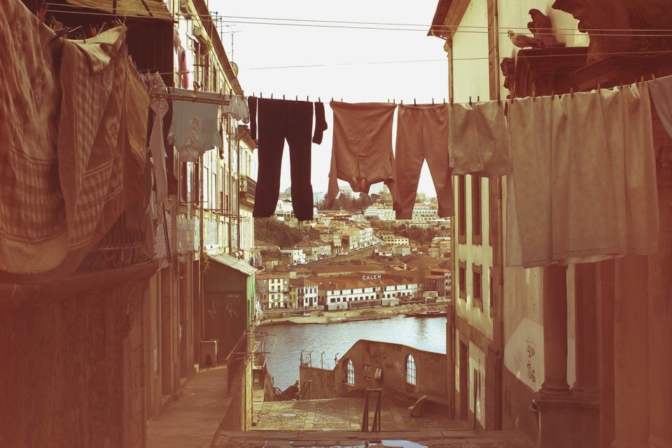 Secret Sites of Porto 3-Hour Walking Tour - Where You Start: From Fonte dos Leões to the Luís I Bridge finish